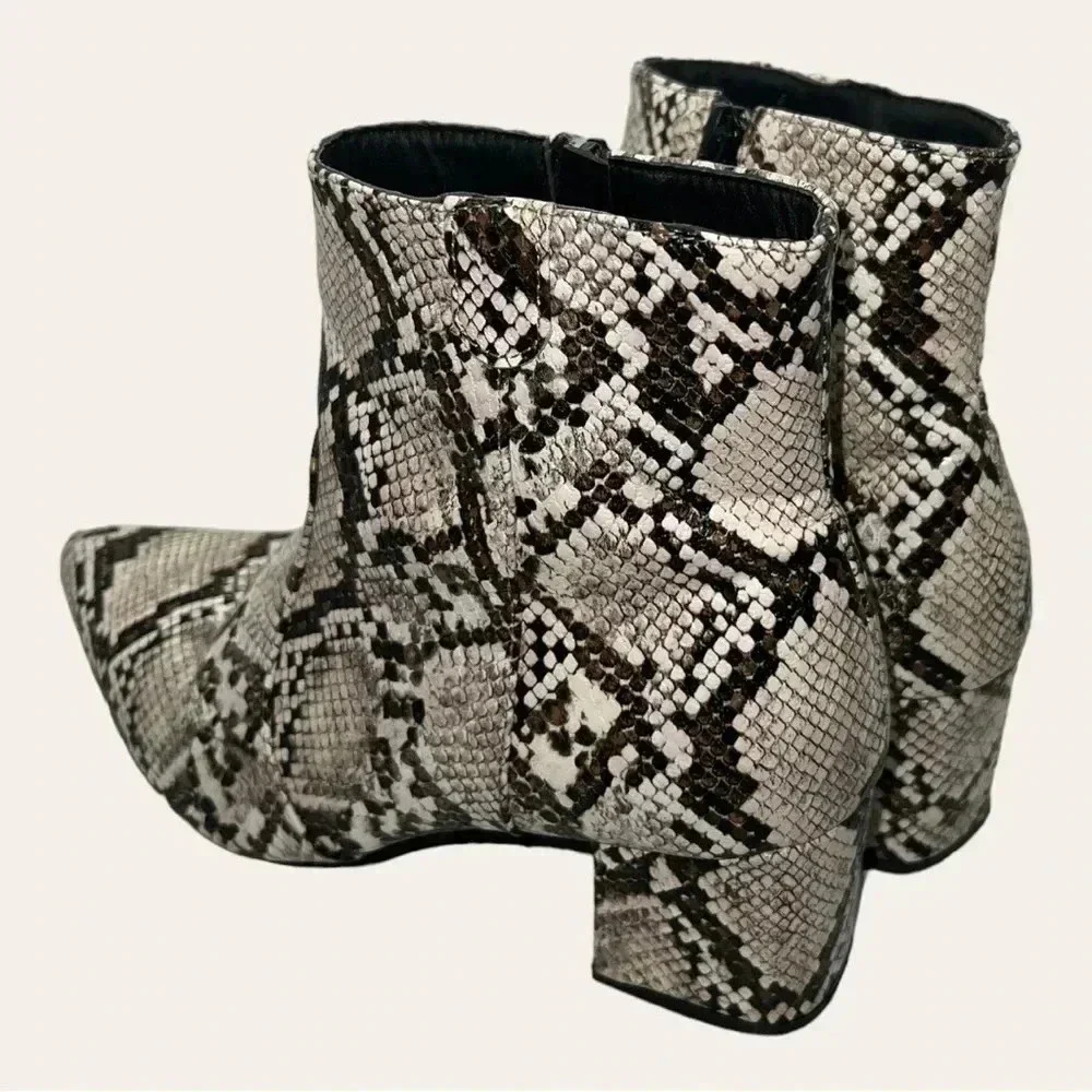 4487. QUPID ANKLE BOOTIES FAUX SNAKE SKIN‎ SIZE 7.5